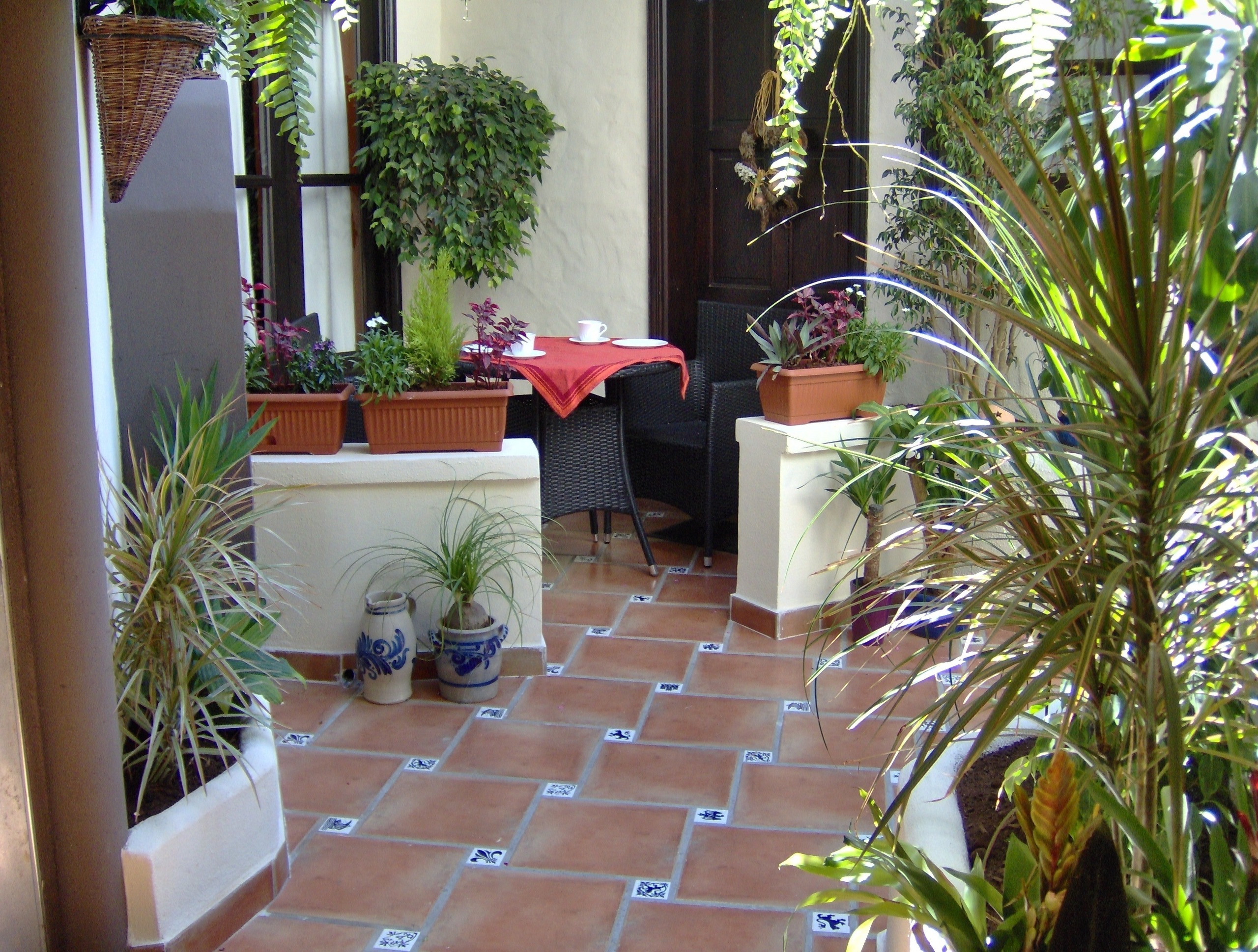 Apartment mit kleiner Innenhof-Terrasse im mediter Ferienwohnung in Spanien