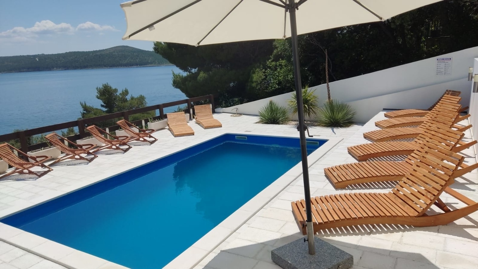 Seaside Villa mit Pool für 12 Personen Ferienhaus in Kroatien