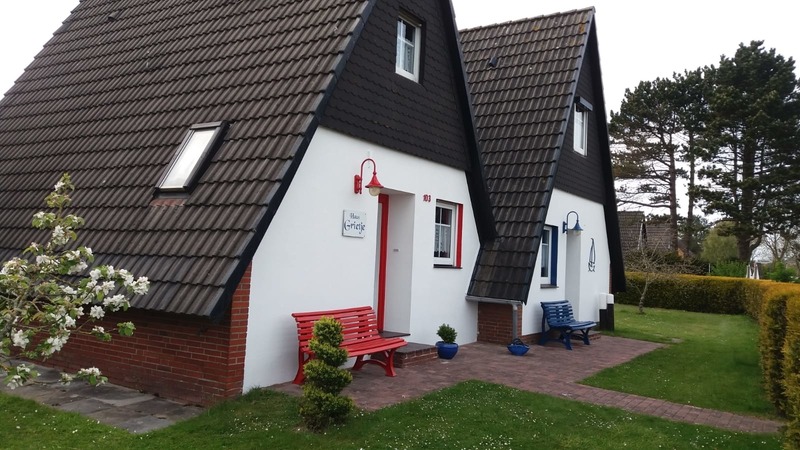 Foto 1 Ferienhaus Ostfriesland Carolinensiel Grietje II (blaues Haus rechts) (Objekt 92326) buchen