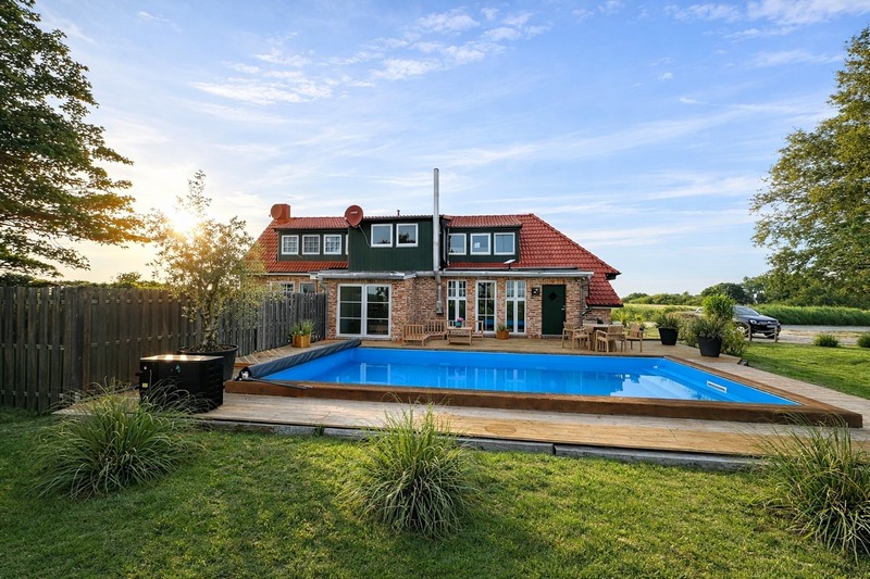 Foto 1 Ferienhaus Ostfriesland Norddeich & Umgebung Huus an`t Diek, Luxus in Deichnähe, Erdgeschosswohnung mit Pool, Nähe Norddeich (Objekt 85219) buchen