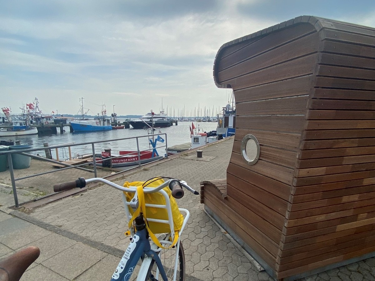 XXL field sofa in the harbour of Burgstaaken