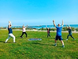 Yoga auf dem Deich