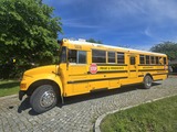 Inselrundfahrt im original US-Schulbus